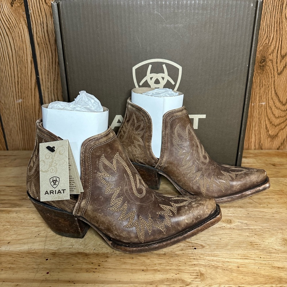 Ariat Dixon’s- Naturally Distressed Brown *NWT*